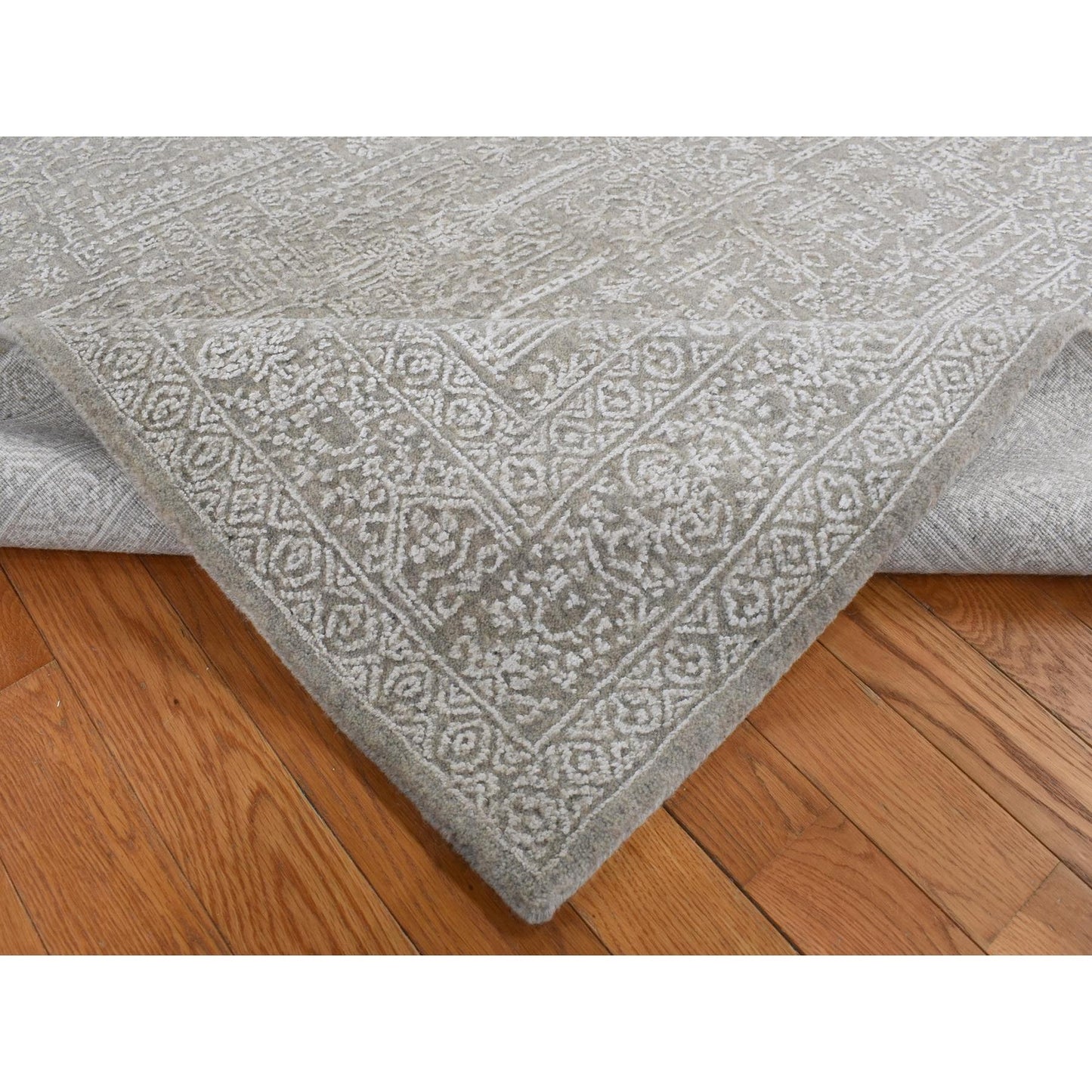 5'9"X9' Gray Wool And Plant Based Silk Fine Jacquard Hand Loomed Rug