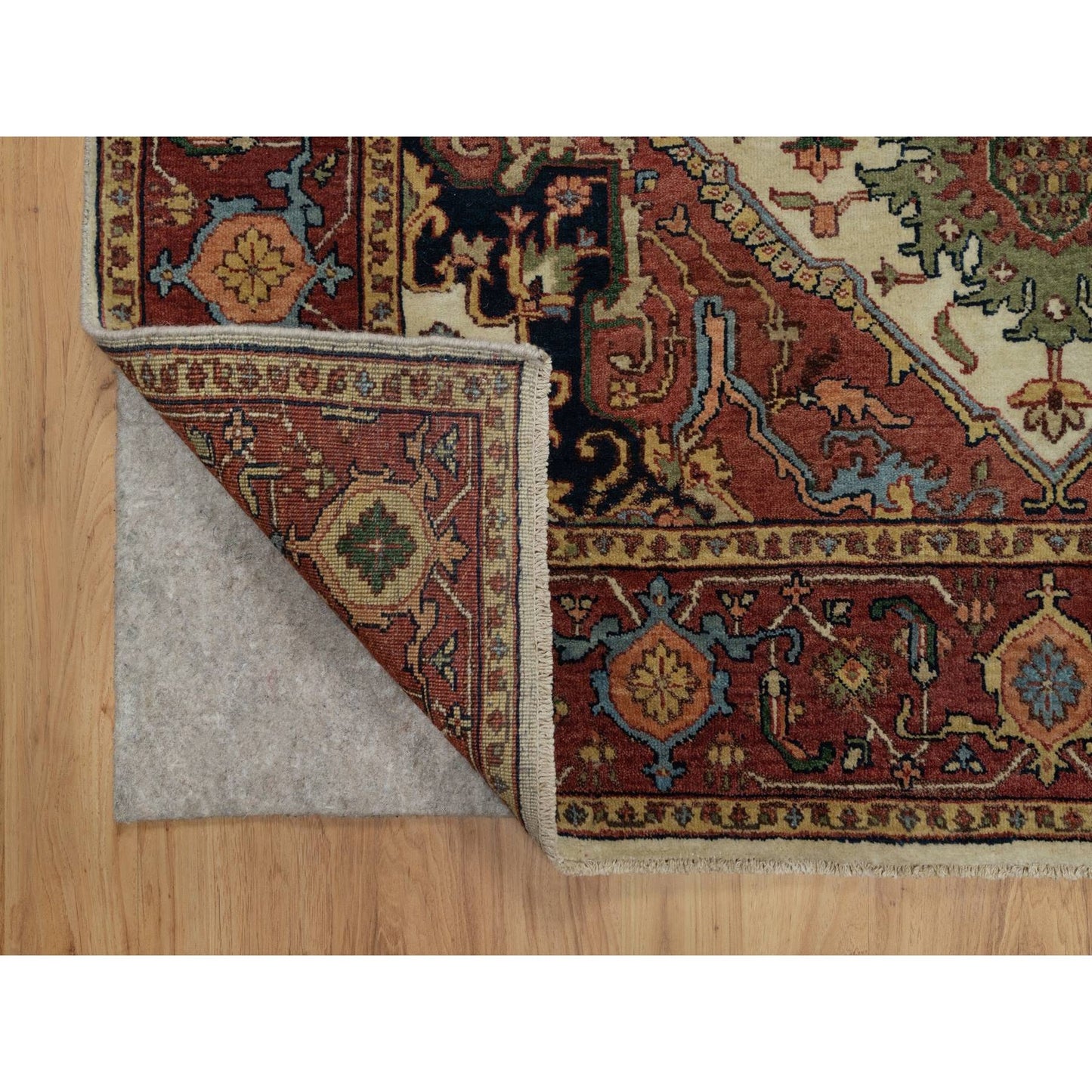 5'1"X7'2" Ivory Antiqued Heriz Re-Creation Hand Knotted Soft Wool Rug