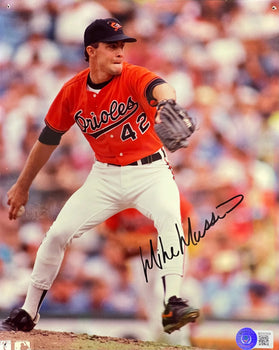 (Beckett) Mike Mussina Autographed 8x10 Baseball Photo
