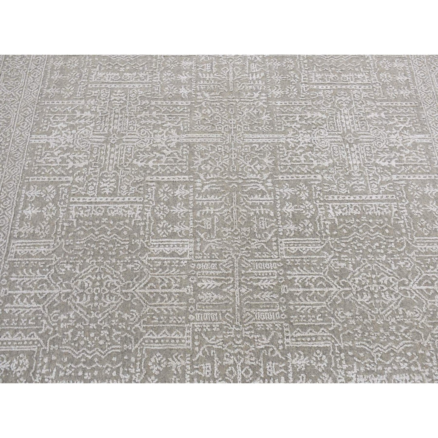 5'9"X9' Gray Wool And Plant Based Silk Fine Jacquard Hand Loomed Rug