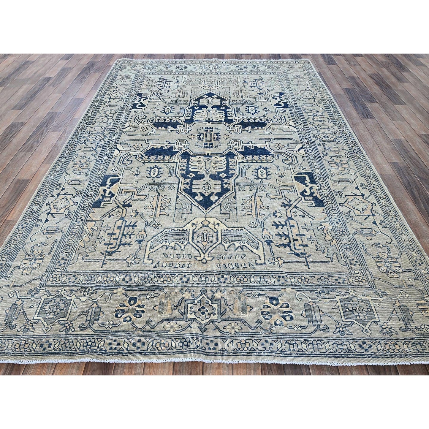 6'X9' Cloud Gray Seeripe Heris Medallion Design Pure Wool Hand Knotted Rug
