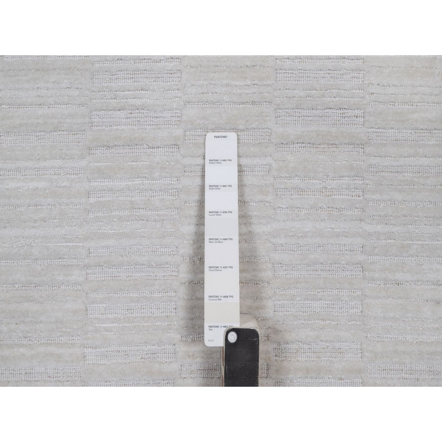 Ivory Hand Loomed 5'x5' Modern Soft Wool Striae Plain Round Design Rug