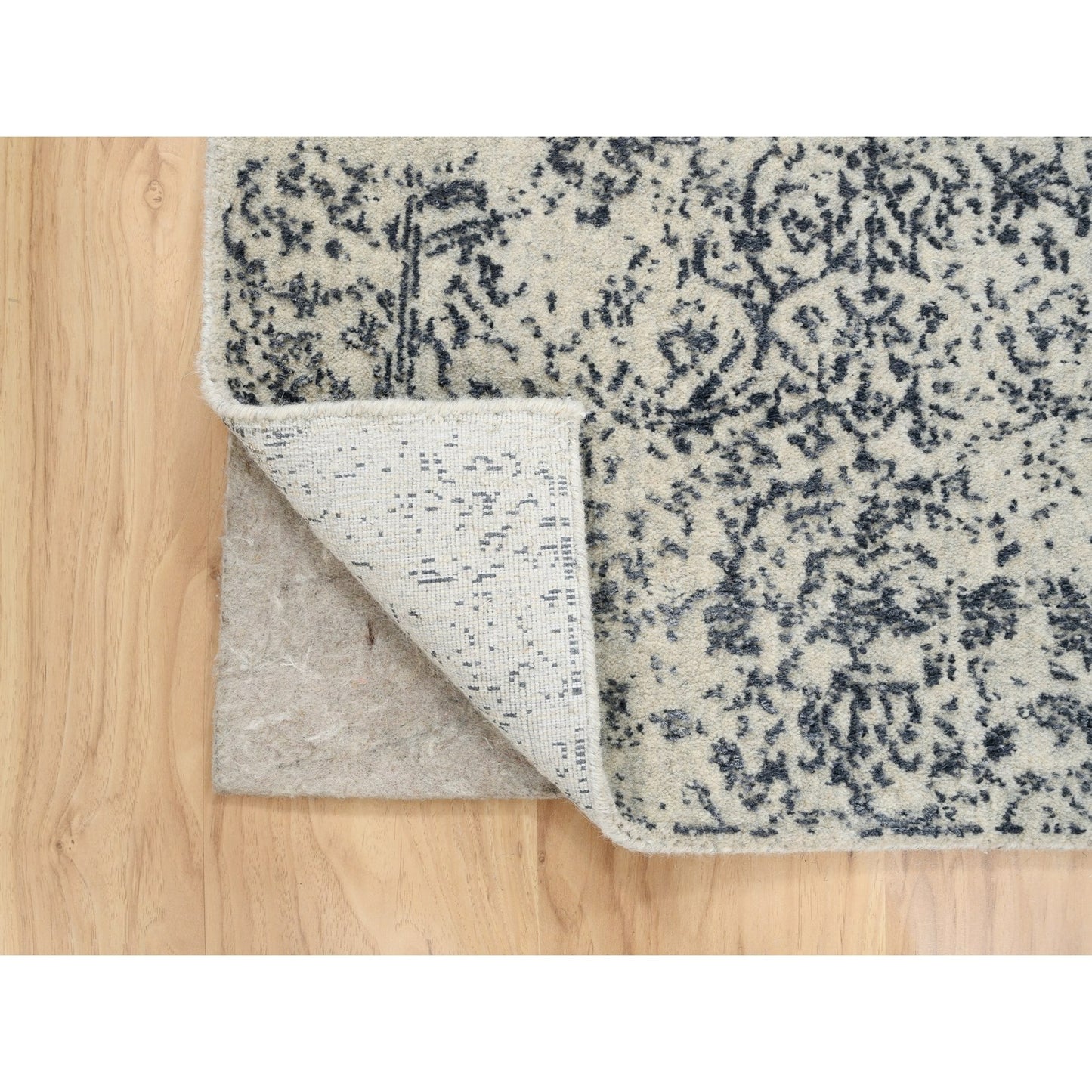 2'6"X6' Hand Loomed Light Gray Fine Jacquard Wool And Art Silk Runner Rug