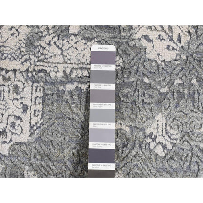 7'10"X10' Cloud Gray Wool And Pure Silk Jewellery Design Hand Knotted Rug