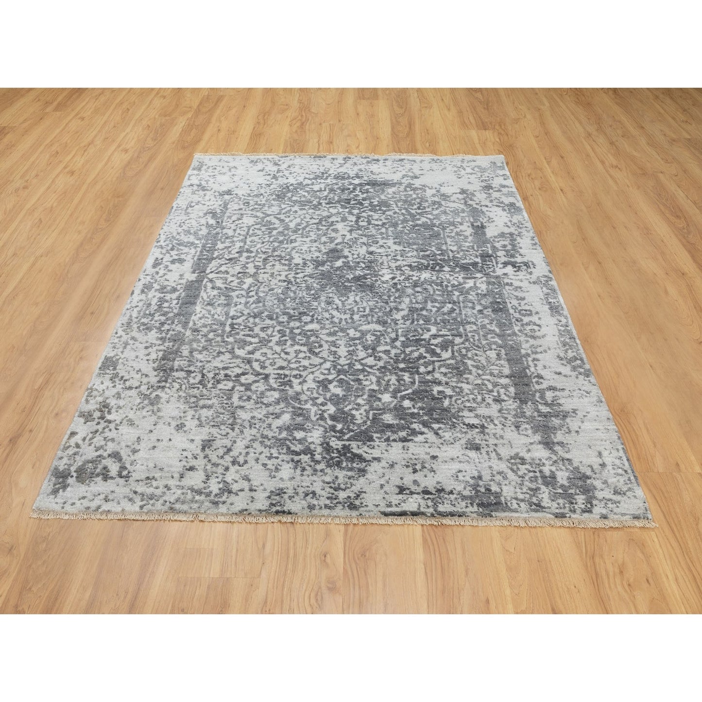 5'3"X7' Wool And Pure Silk Grey Broken Farsian Design Hand Knotted Rug
