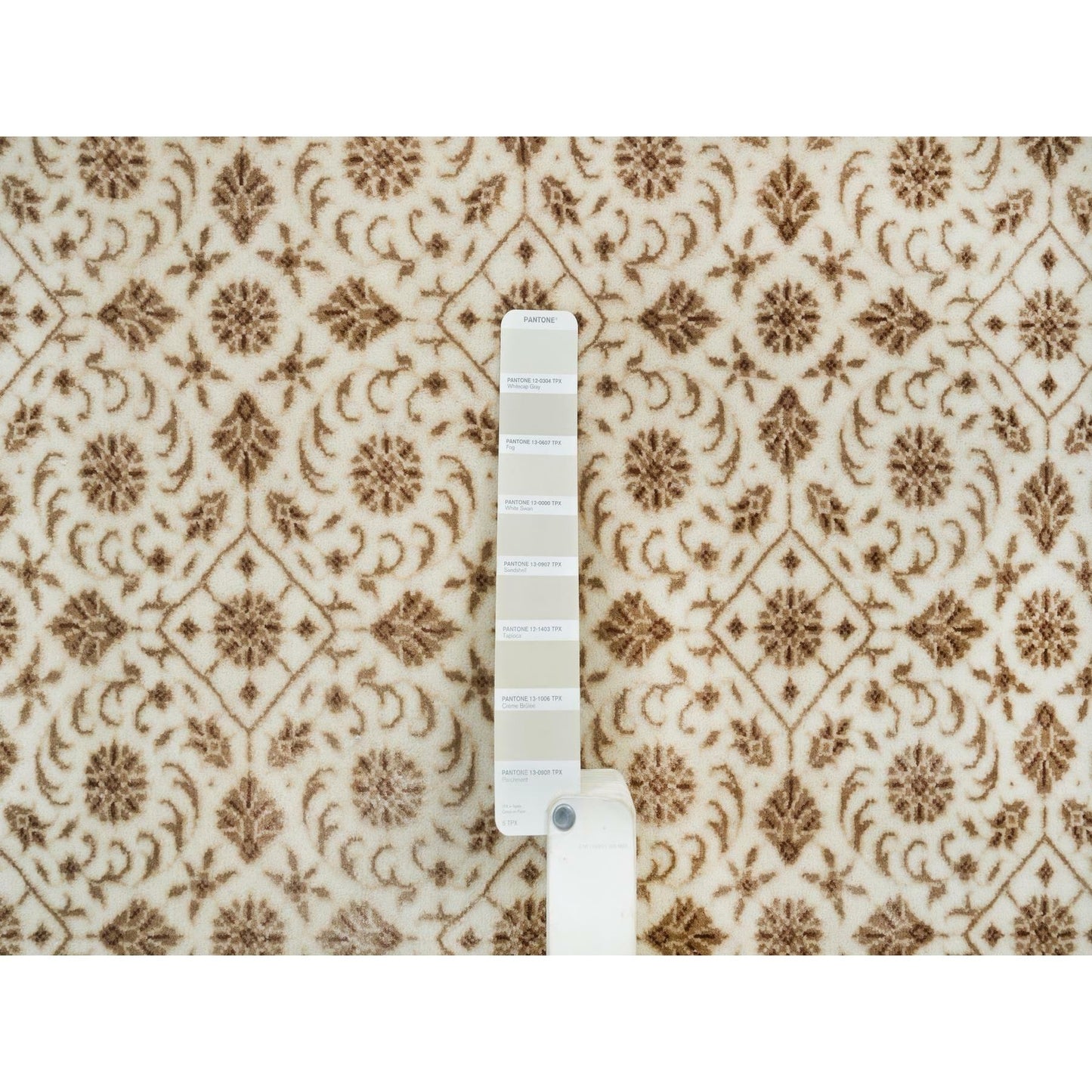 6'3"X6'3" Ivory 250 Kpsi Wool Hand Knotted Herrita Design Round Rug