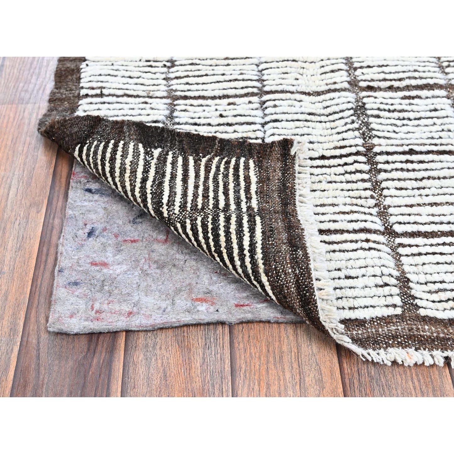 2'1"X2'8" White Moroccan Weave With Box Design Wool Hand Knotted Mat Rug