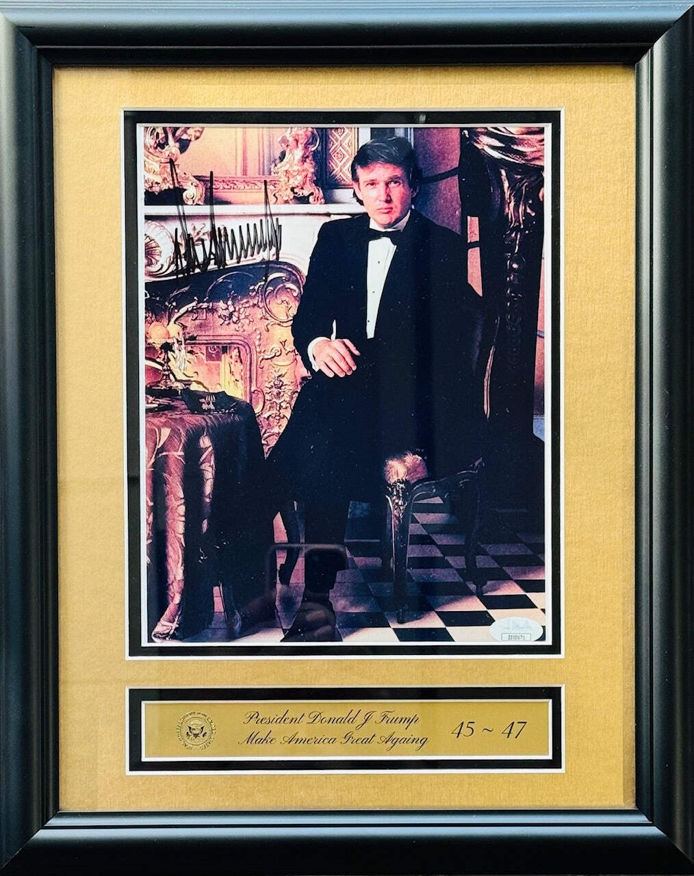 (JSA) Donald Trump Autographed 8x10 Framed Photo