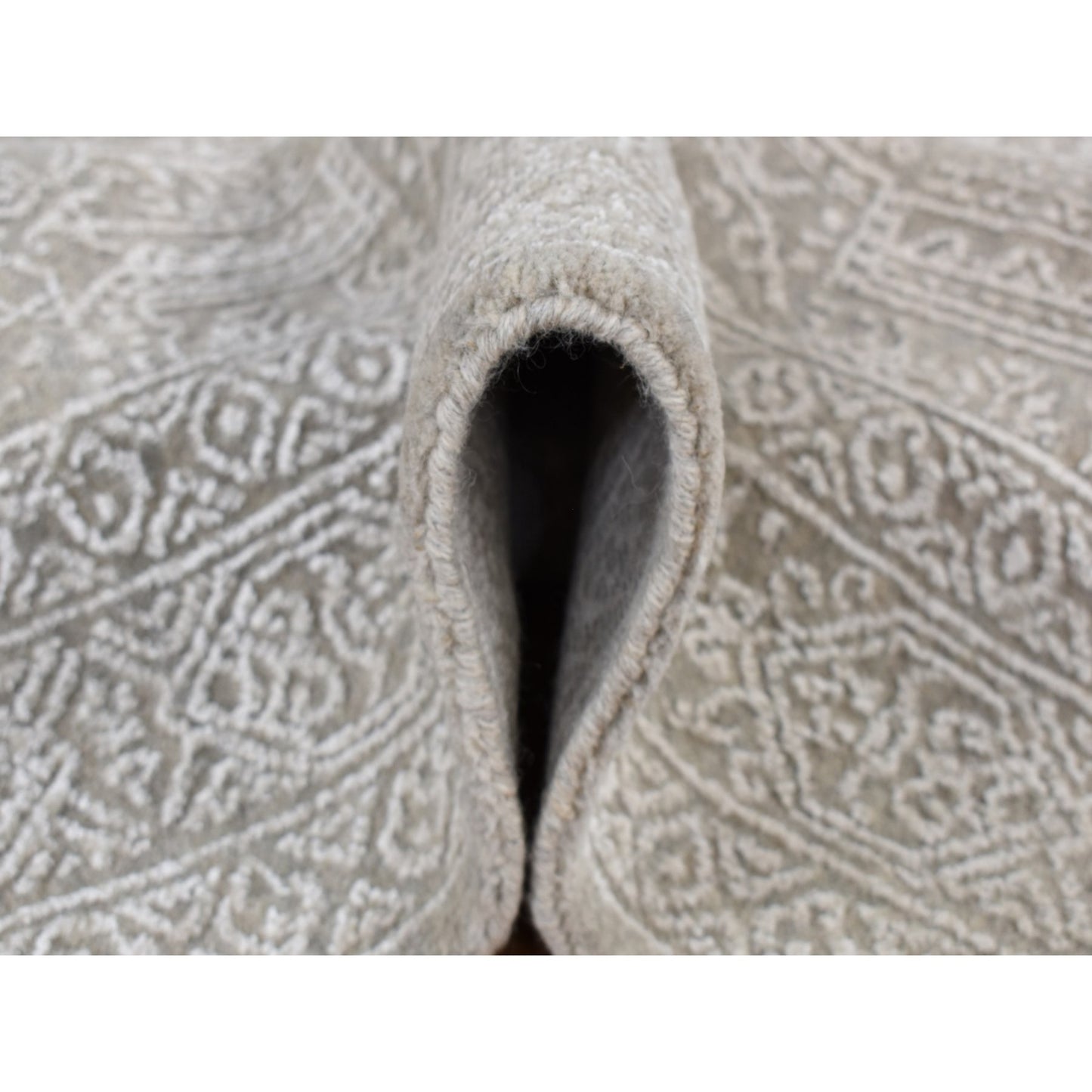 5'9"X9' Gray Wool And Plant Based Silk Fine Jacquard Hand Loomed Rug