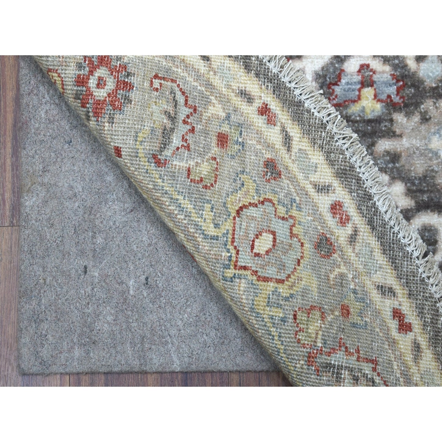 4'X4' Gray Peshawar With Heriz Design Shiny Wool Round Hand Knotted Rug