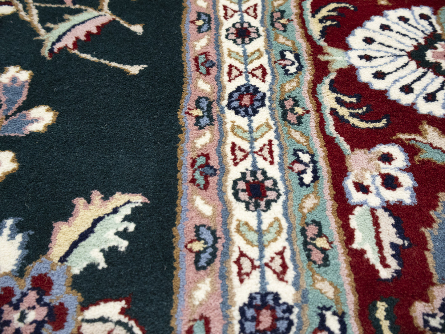Traditional Floral Design Oriental Rug