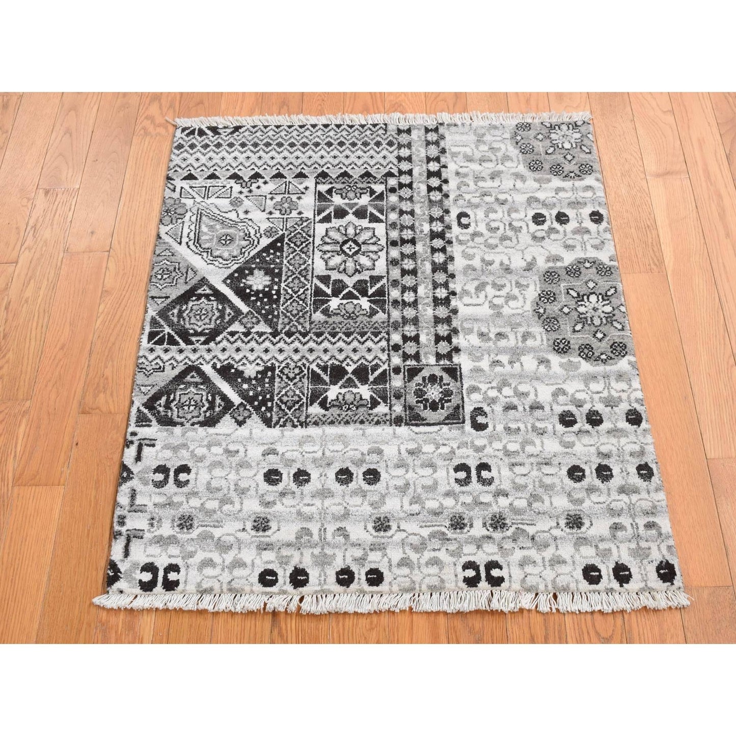 2'8"X3' Cloud Gray Sampler Mamluk Design Pure Wool Hand Knotted Rug