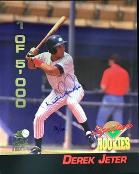 (JSA) Derek Jeter Signed 8x10 Baseball Photo