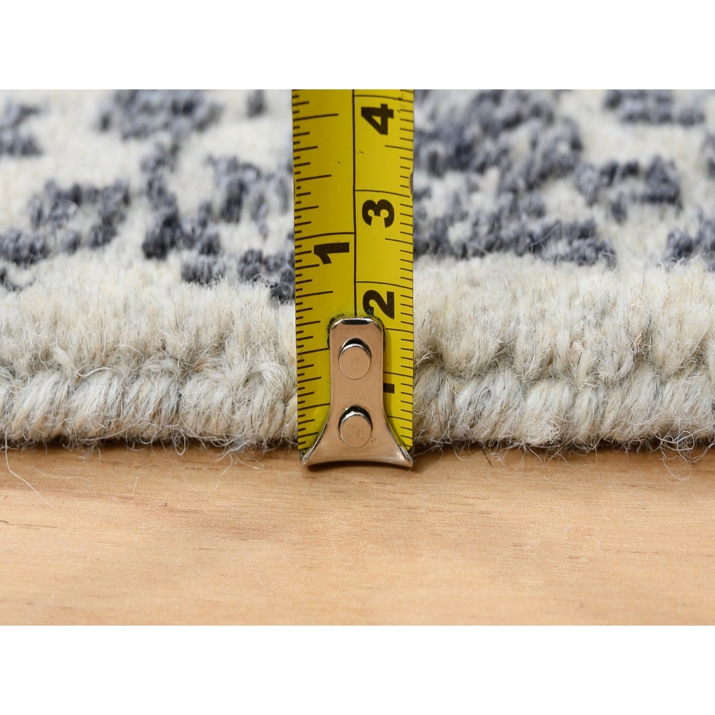 2'6"X6' Hand Loomed Light Gray Fine Jacquard Wool And Art Silk Runner Rug