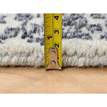 2'6"X6' Hand Loomed Light Gray Fine Jacquard Wool And Art Silk Runner Rug