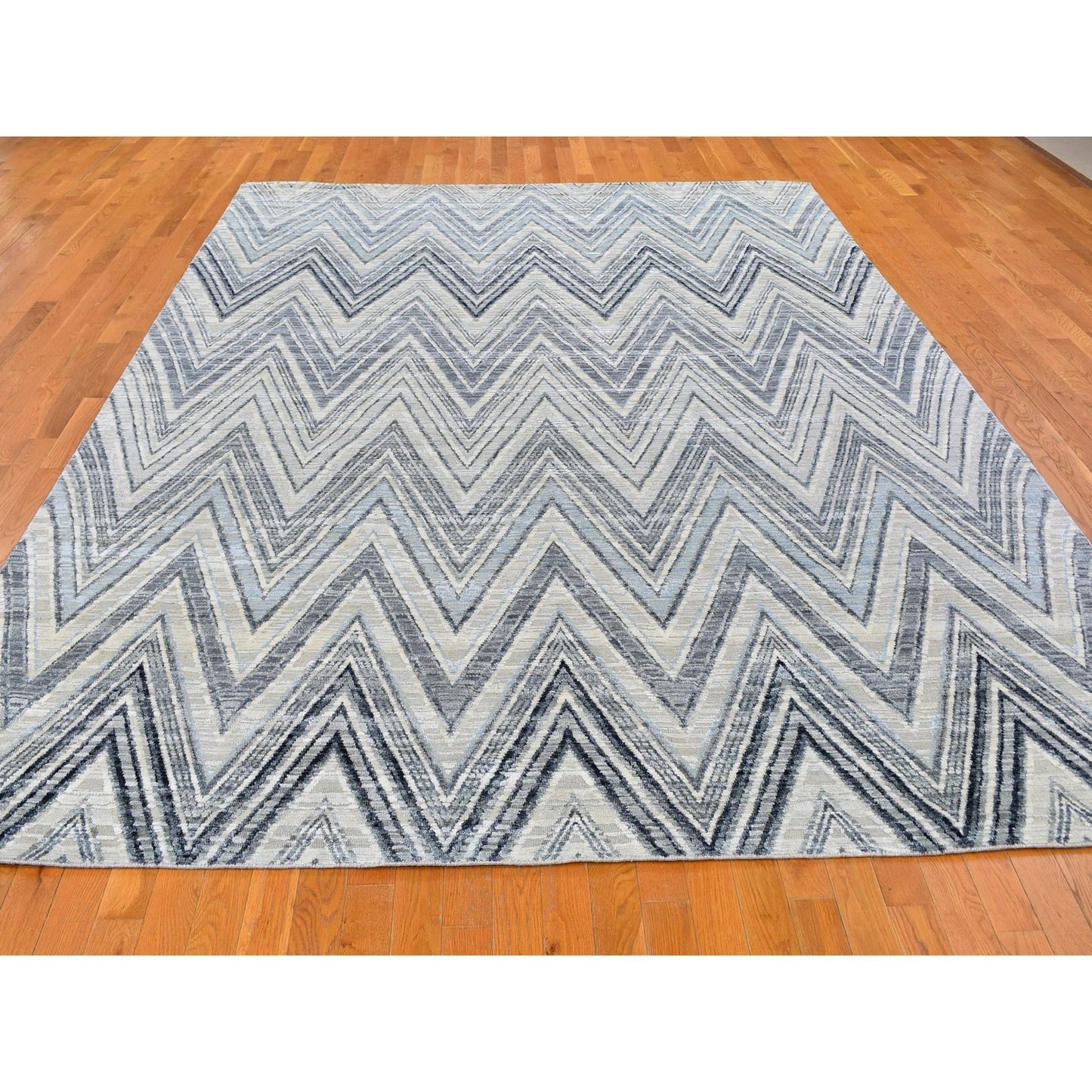 8'9"X12'2" Chevron Design Textured Wool And Pure Silk Hand Knotted Rug
