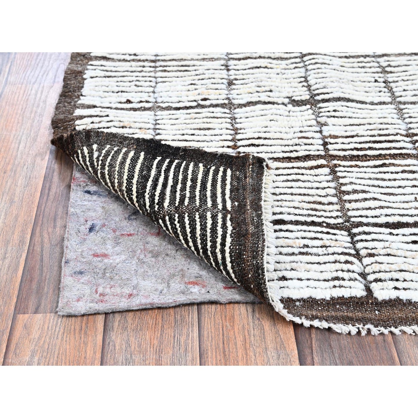 2'1"x2'8" White Moroccan Weave with Box Design Wool Hand Knotted Mat Rug