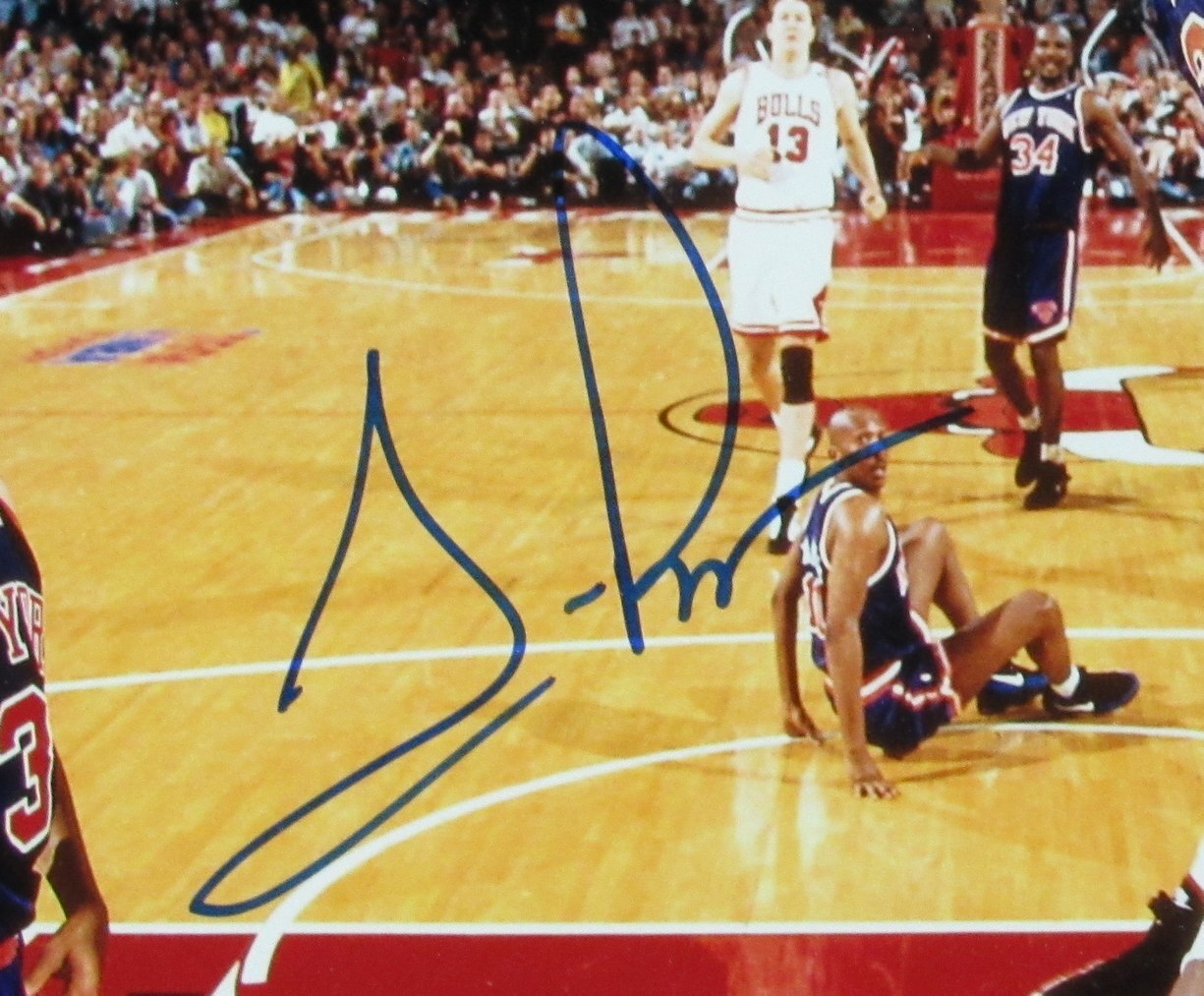 Scottie Pippen Hof Autographed 16X20 Photo Bulls Framed Beckett 176740