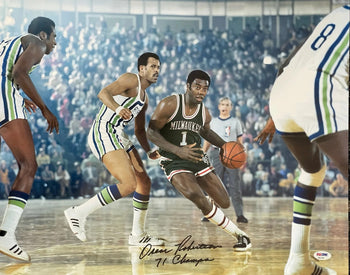 Oscar Robertson Autographed 16X20 Basketball Photo (Psa)