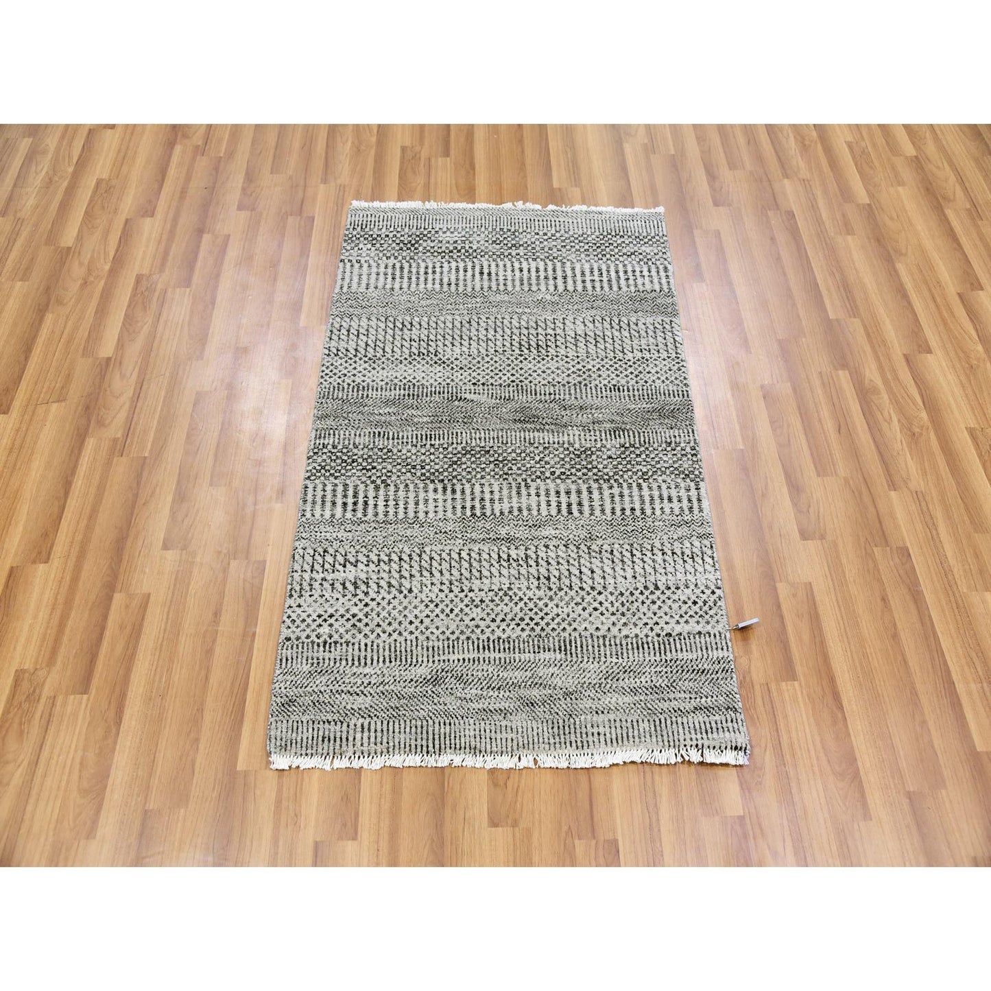 2'7"X4'1" Rustic Gray Grass Design Hand Knotted Undyed Organic Wool Rug